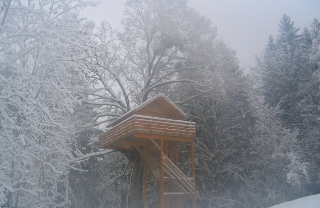 Hut perched on the edge of one of the most beautiful animal reserve in France