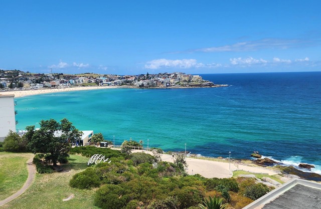 Iconic Bondi Beach & Ocean Views