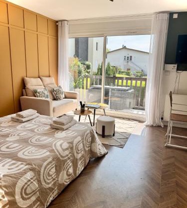 Idéal couple - La Petite Oasis - 10min à pieds du centre ville & plage - 2km du Centre Juno Beach - 23min du Mémorial de Caen - wifi gratuit