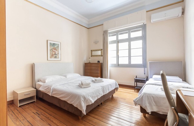 Ideal 4 bdr Apartment in Plaka for 10!