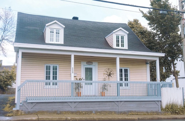 Ideal for 1 or 2 families 3min to the ferry Well-equipped house Parking + Garden