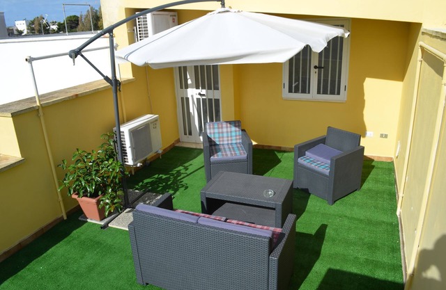 Ideal for 2 couples/families just steps from the beach