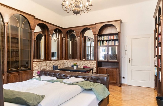 Ideal for Long-term Stays a Central Room w Library for 2