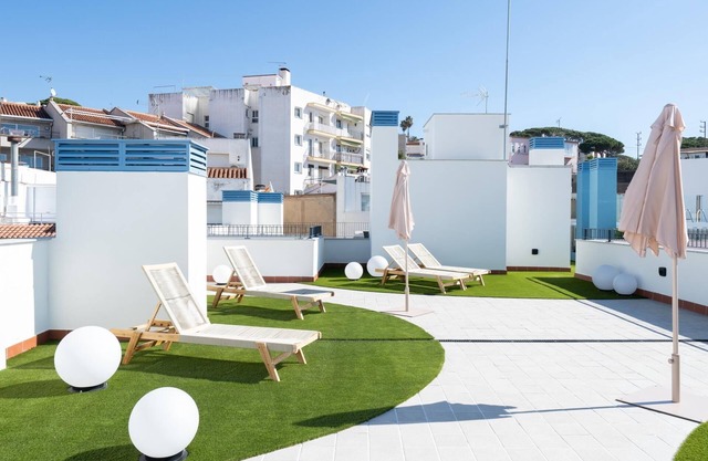 Ideal long stay: central, parking and pool