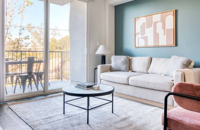 Ideal Mar Vista 2BR w/ W/D, nr restaurants & shops, by Blueground