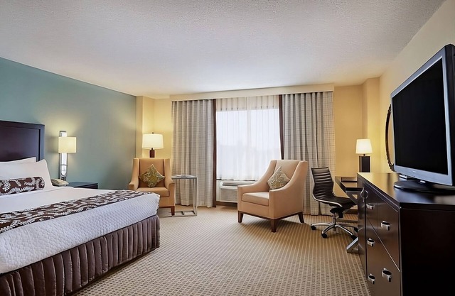 Ideal Weekend Escape: Pool, Parking and Tasty Dining Just Steps Away