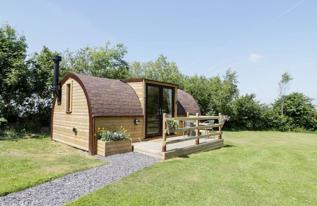 IDRIS POD, pet friendly, luxury holiday cottage in St Asaph