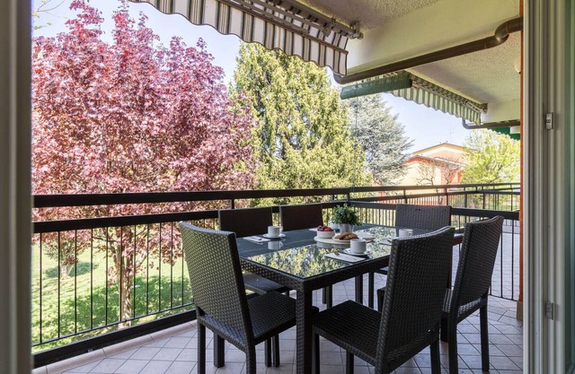 Il Professore: front lake apartment