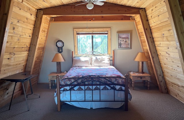 ImageKiwi Hilltop Retreat: 3-Bedroom Cabin with Stunning Views, Wi-Fi, & AC.
