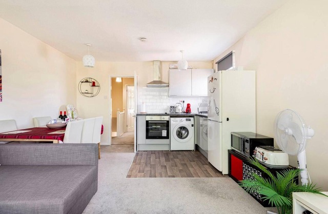 Immaculate 2 - Bedroom House in Milton Keynes
