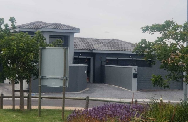 IMMACULATE 3 BED HOUSE WITH TRANQUILITY. 5 MINUTES TO THE BEACH.