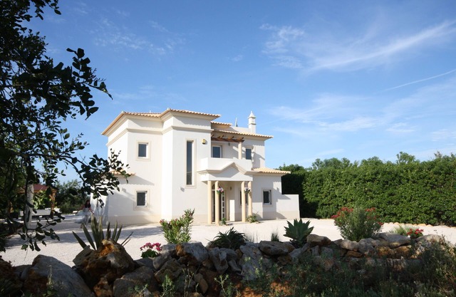 Immaculate & luxurious modern Villa, Infinity Pool & Spa (sleeps 10) free Wi-fi
