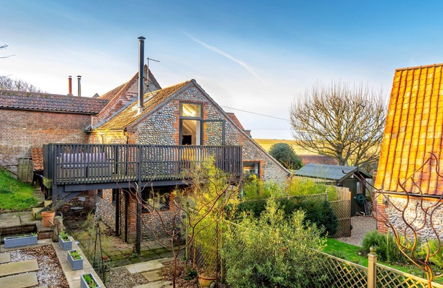 Immaculately Presented Cottage in Coastal Village (sleeps 4). Pet Friendly with Garden, Parking and