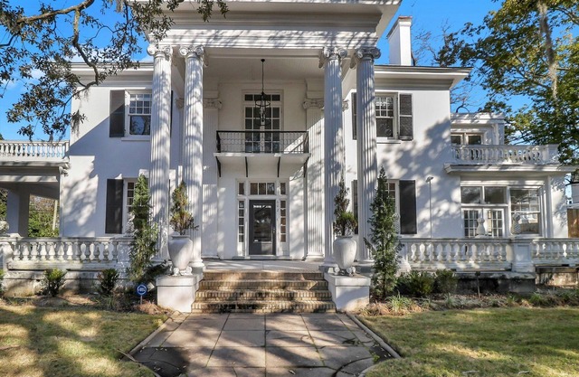 Impeccable Mansion w/Private Parking and Large Yard by Lucky Savannah