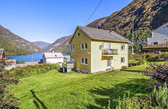 In Årdalstangen welcomes you this modern apartment with fjord view.