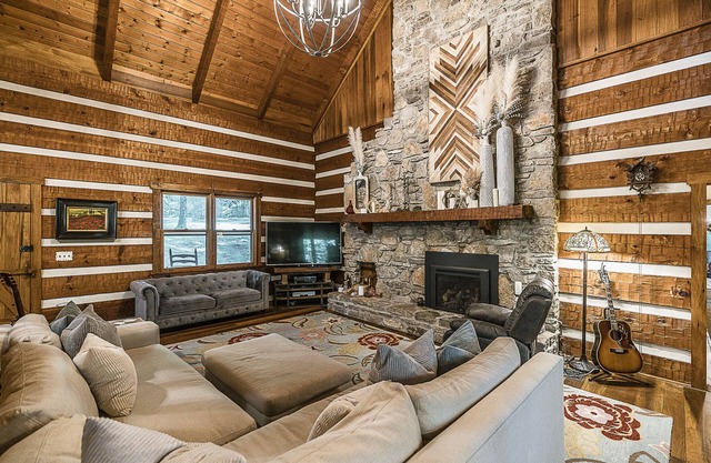In mountains Close to fun Luxury Log Cabin 21 Acres 18 min to Downtown!