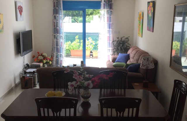 In the corner Center, full amenities and near the sea