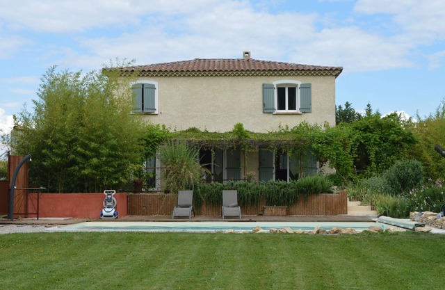 In the heart of cicadas and vineyards