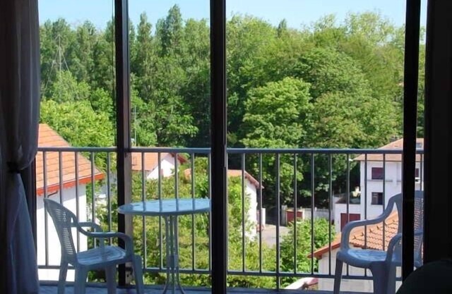 in the heart of Saint Jean de Luz large T1 facing south with balcony 250 m from the beach