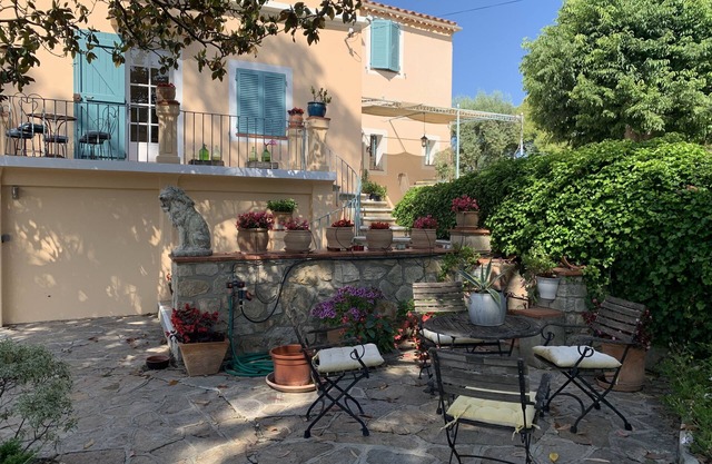 In the heart of the Bandol vineyards charming sunny villa Provencal