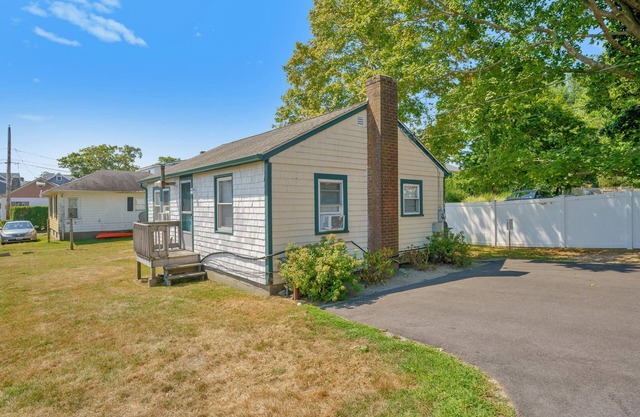 In the heart of the Pier, short walk to Narragansett Beach, Towers and shops!
