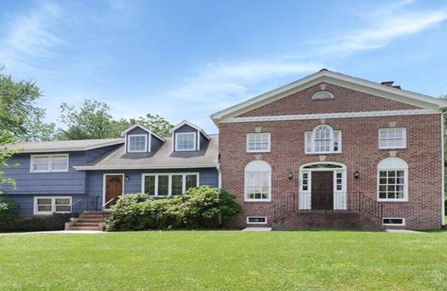 In-Town! Blue House 4 BR w Terrace and Backyard