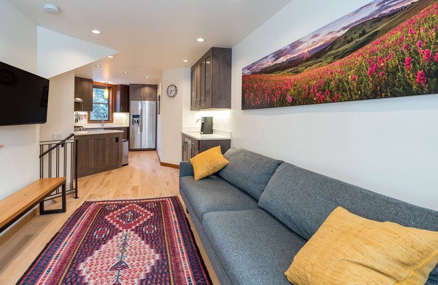 IN TOWN Modern Townhouse! Steps from Coonskin Ski Lift + Downtown Telluride