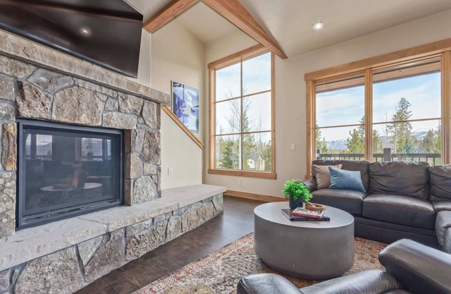 Incredible 4BR Tranquil Setting & Space to Spare!