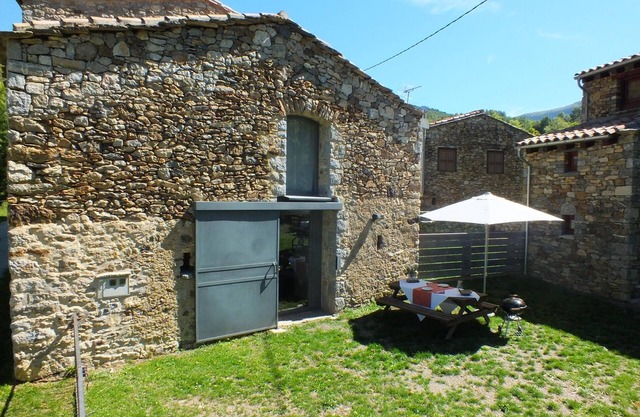 Independent cottage with private BBQ. 3km from Ribes de Freser. Pyrenees