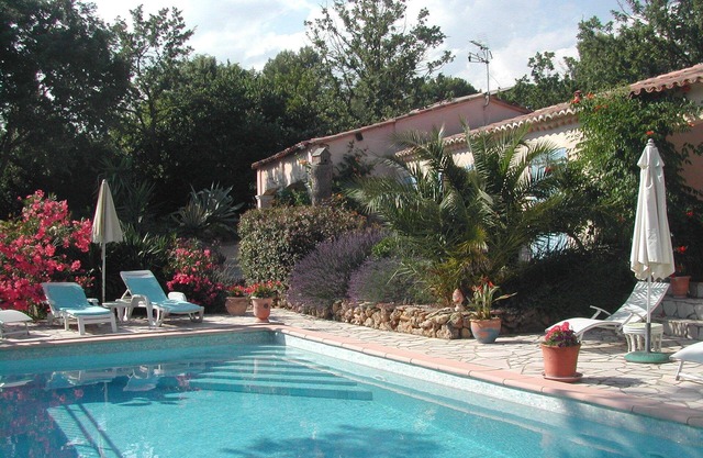 independent studio facing the pool