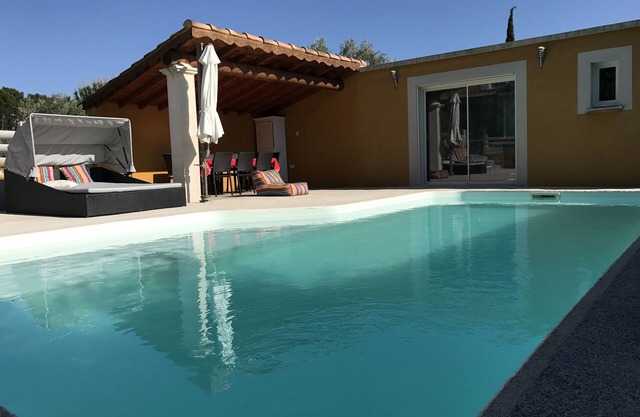 Individual STUDIO with peaceful pool in small village