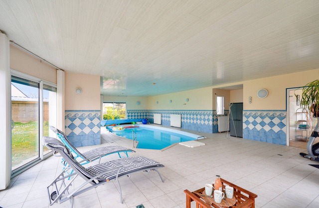 Indoor swimming pool - sauna for 9 at Loctudy