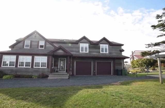 Indulge in Coastal Luxury: Unforgettable Waterfront Getaway! Multiple Families!