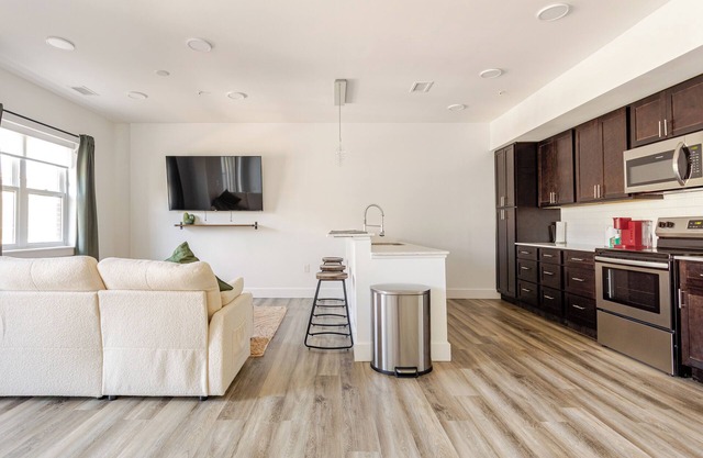 Indy Hideaway: Cozy 1BR w/King bed and Free Street Parking.