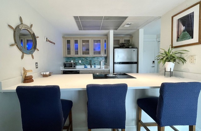 Inexpensive quick escape! 2-3 & 4-Night Getaways - Waterfront Sleeps 4