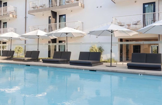 Inglewood Relaxing Stay | Ideal For Family | Two Units w/Balcony