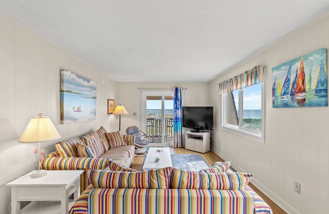 Inlet Pointe Villas 14E, Beautifully Decorated 2 BR Ocean Front Condo with Outdoor Swimming Pool
