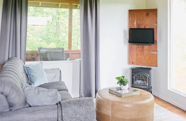 Inn The Orchard, Modern Log Cabin, on water edge