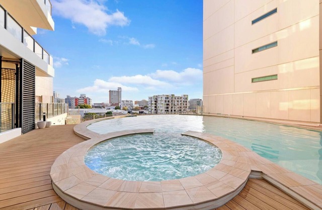 Inner Bloom Tropical Chic in the CBD with Pool