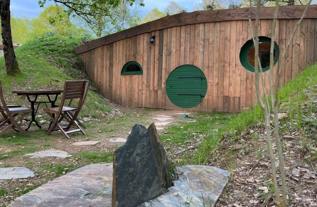 Insolite - Cabane Lena de Type Hobbit Saint Nicolas DES Eaux Face à la Rivière