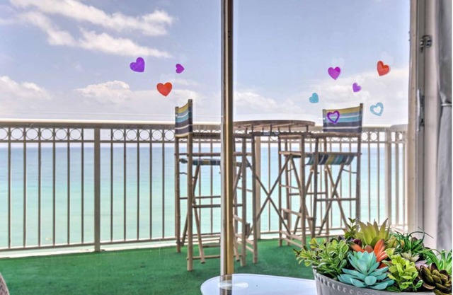 Insta-Worthy-Prestigious ocean view studio,on the beach. Sought after balcony.