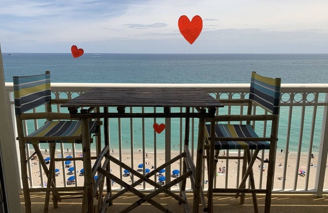 Insta-Worthy. Ocean Front-Best Corner unit in building.