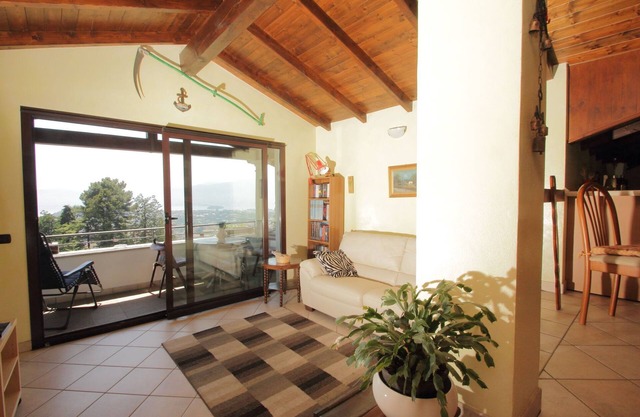 Intimate apartment with terrace overlooking the lake, garden and air conditioning