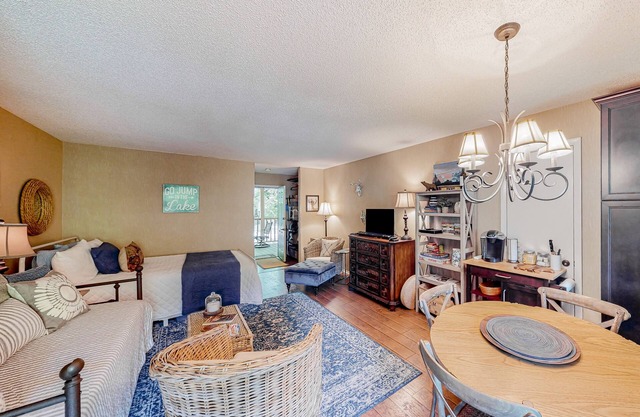 Inviting studio with pool, tennis, hot tub, kitchenette, & private sunny balcony