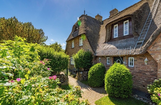 Inviting vacation home Daanshoog in a rural location on Sylt