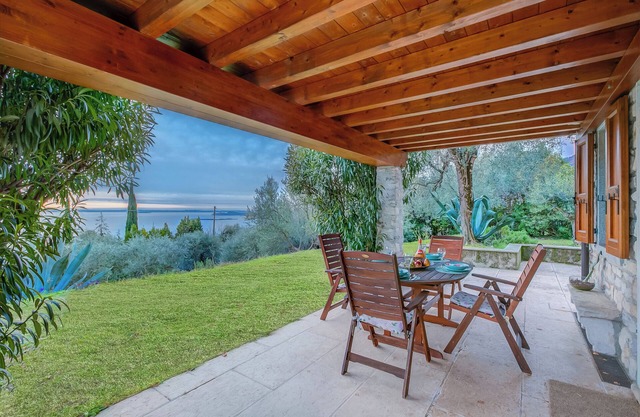 Iris House -Lakeview & Shared Pool, Toscolano Maderno, Italy
