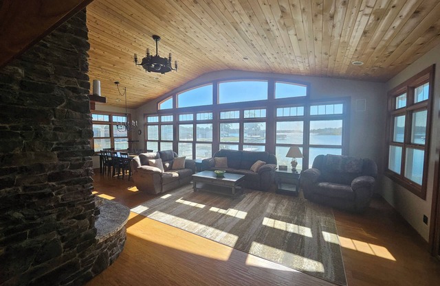 Irish Lakefront, Hot Tub! Pets, dock, fishing, kayaks, ice fishing, hunting!