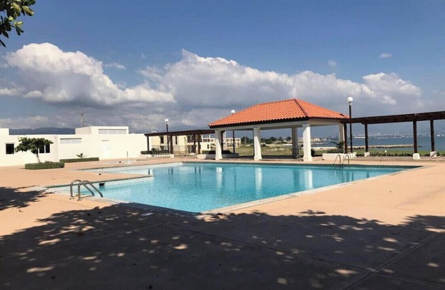 Island Breeze Luxury Studio Apartment w/Pool