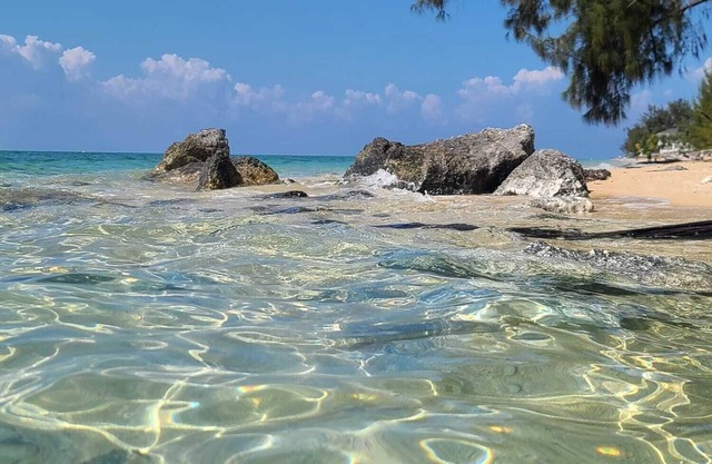 Island getaway along the beach front! Wi-Fi, Beach , Kayaks, Cycling,Restaurant