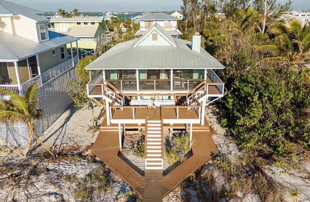Island Getaway, Gulf Front, Hammocks, Kayaks, 3/2, sleeps 6,thousands ft of deck